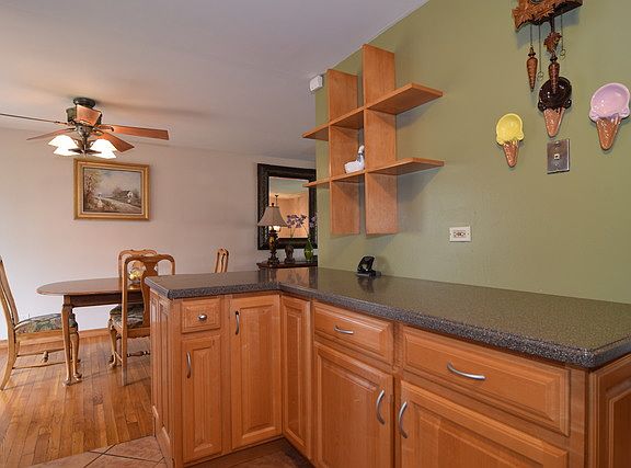 5th image of 710 Cambridge Dr