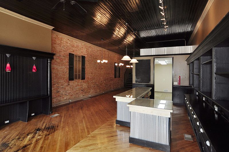 1st image of 140 W Main St