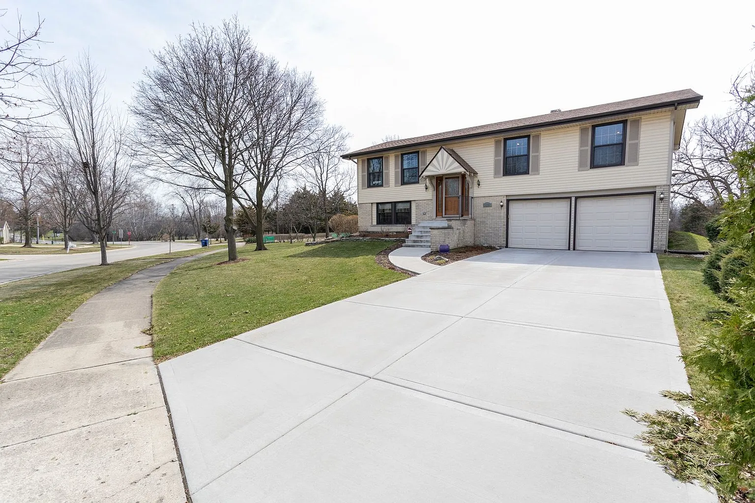 332 Byron Ave photo 1