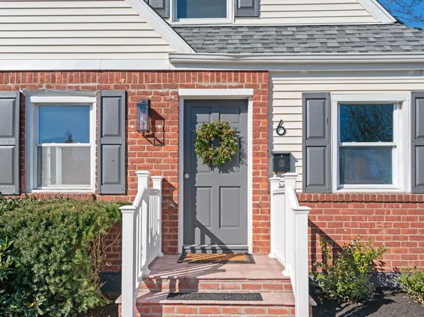 6 S Elm Street, Hicksville, NY 11801