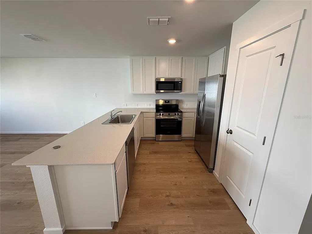 3 bed, 2.5 bath, 1386 sqft, $1,950 — Photo 3