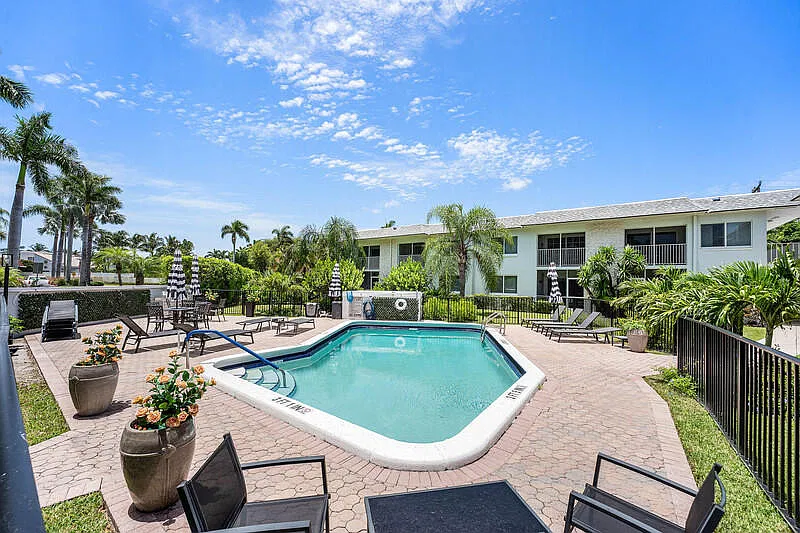 2 bed, 1.5 bath, 931 sqft, $2,200 — Photo 3