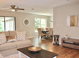 392 E Pine St, Mary Esther, FL 32569