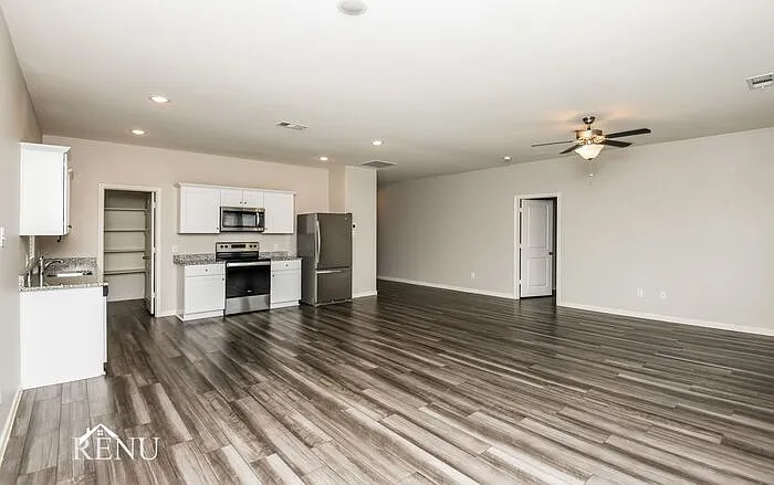 3 bed, 2.0 bath, 1589 sqft, $2,045 — Photo 4