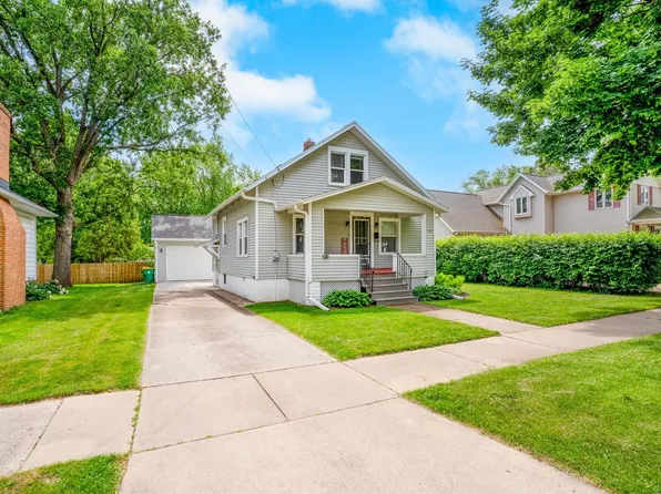 1037 S Roosevelt St, Green Bay, WI 54301