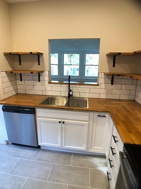 3 bed, 1.5 bath, 1303 sqft, $1,700 — Photo 3