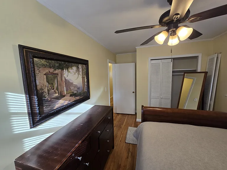 242 W Castle Dr — Photo 13