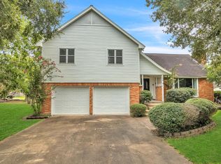 108 Woodland Rd, Lake Jackson, TX 77566