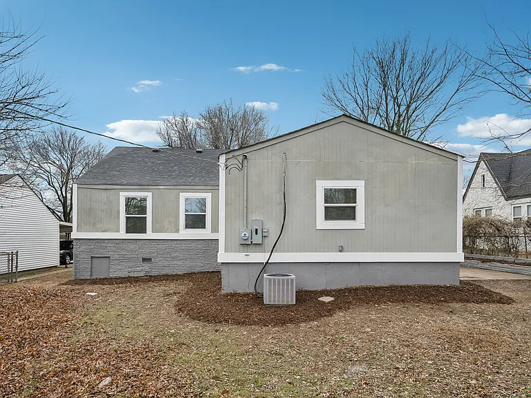 625 E Xyler St — Photo 4