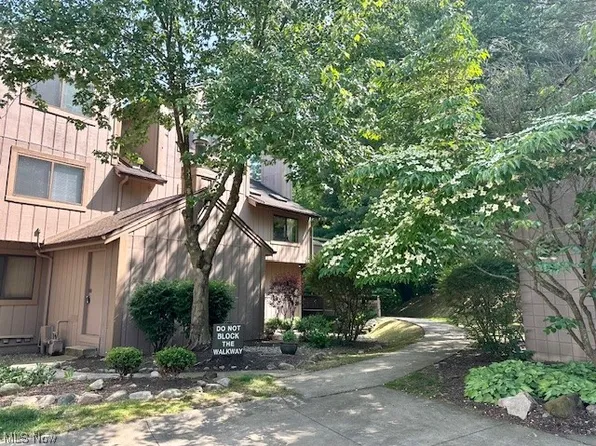 588 Meredith Ln, Cuyahoga Falls, OH 44223