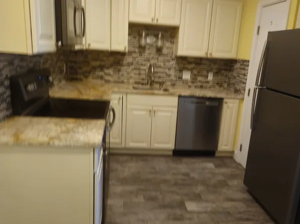 8 Chapel Hill Dr APT 11, Plymouth, MA 02360