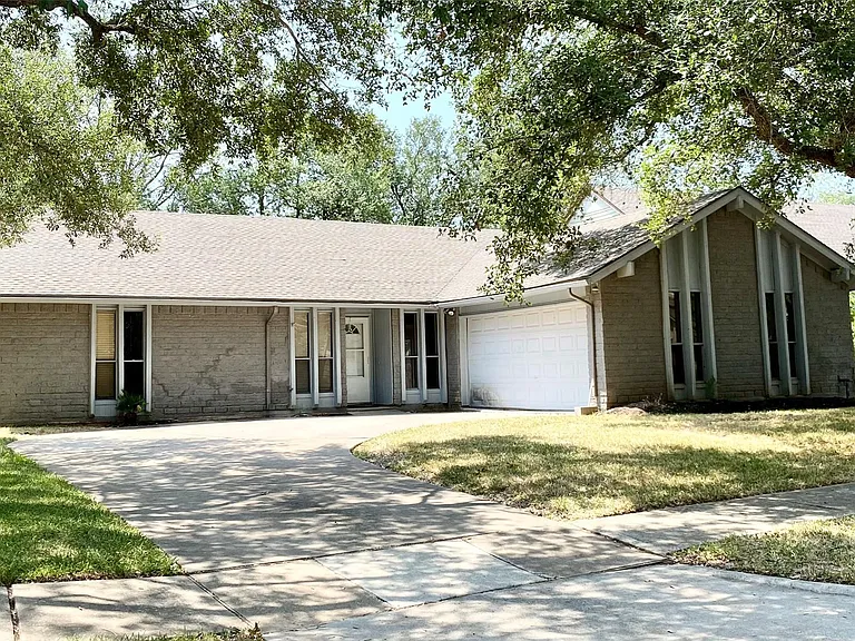 2819 Colony Dr — Photo 1