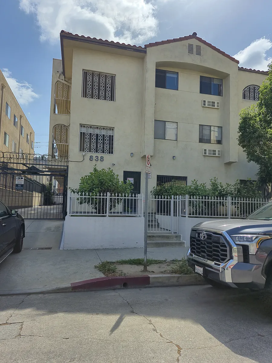 Photo 1 of 5 - 838 S Gramercy Dr #1 - Los Angeles, CA Primary Photo - 838 S Gramercy Dr #1