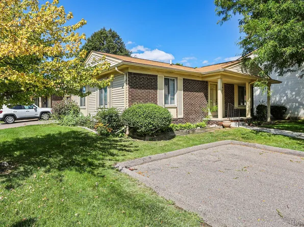 2854 Roundtree Dr, Troy, MI 48083