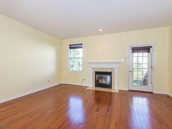 3rd image of 592 Hartford Dr