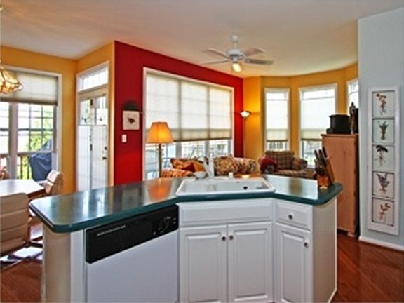 5th image of 414 E Oakmeade Dr