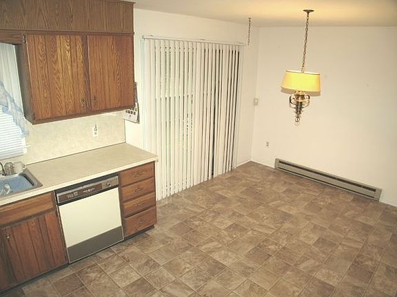 3rd image of 19 Hartwood Ln