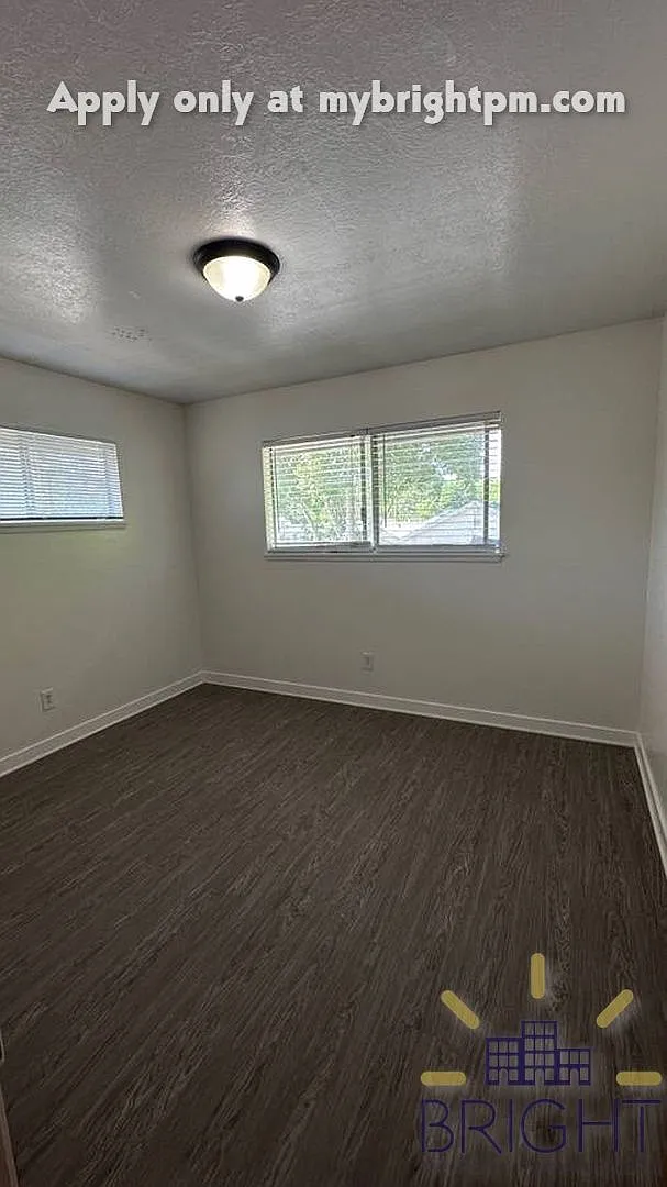Land Park Manor — Photo 4