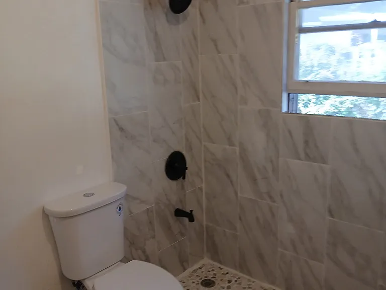 2325 Hyde Park Rd — Photo 4