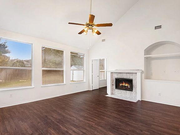 4th image of 302 Londonderry Ln