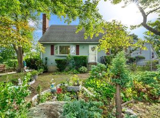7 Charlotte Dr, Bristol, RI 02809
