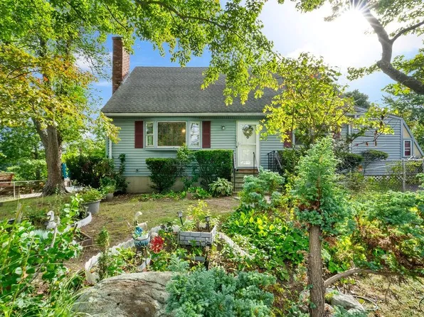 7 Charlotte Dr, Bristol, RI 02809