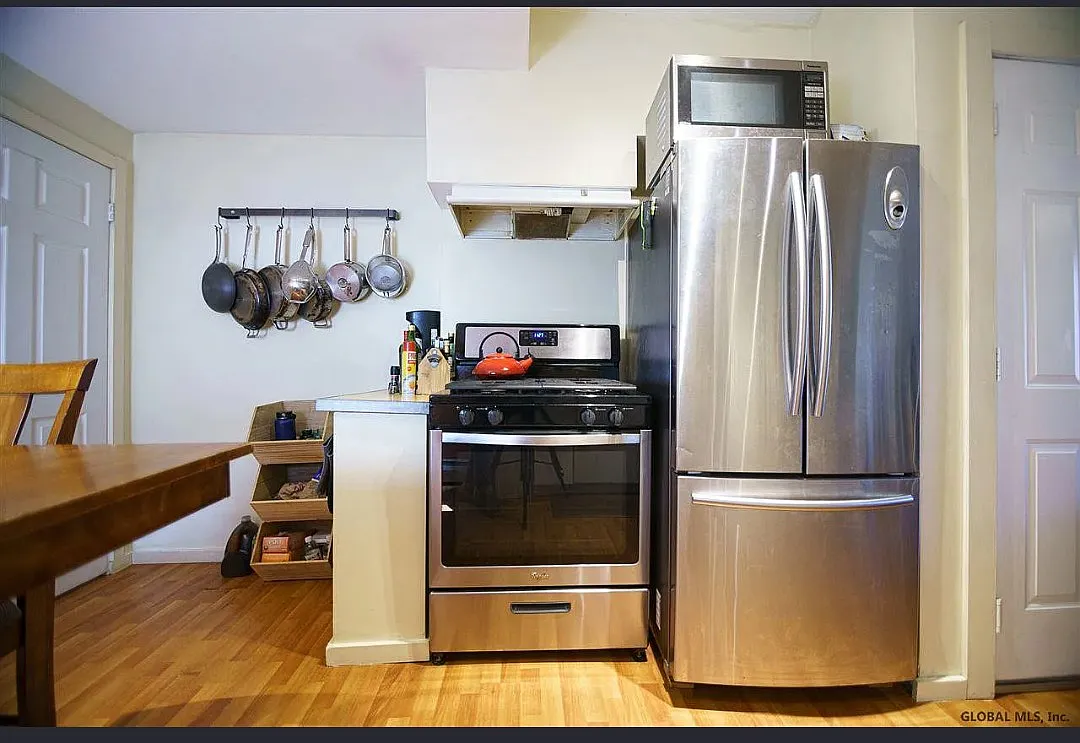 2 bed, 950 sqft, $1,350 — Photo 2