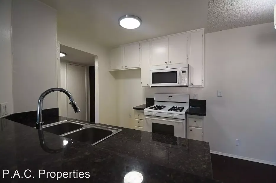 11760 Hamlin St — Photo 4