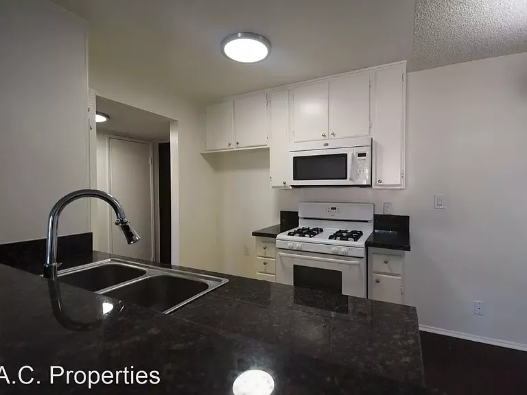 11760 Hamlin St — Photo 4
