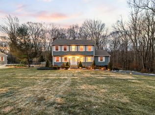 39 Quaker Ln, Trumbull, CT 06611