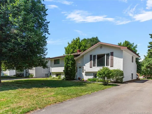 24 Brewster St, Riverview, NB E1B 3M8
