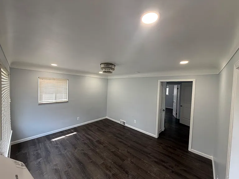 18026 Outer Dr — Photo 2