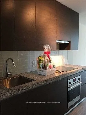 629 King St W #417 — Photo 3