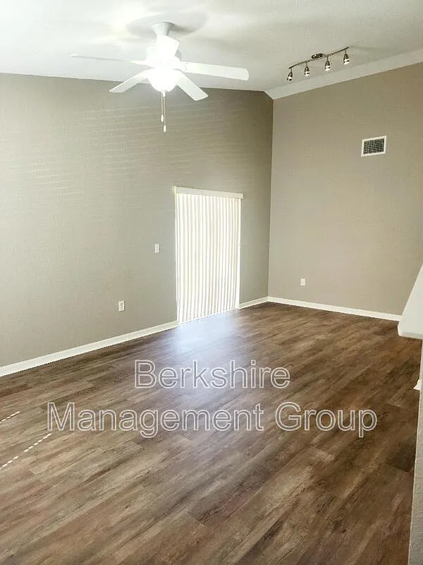 2 bed, 2.0 bath, 1408 sqft, $1,750 — Photo 3
