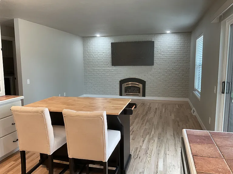 Family room w/ large TV and gas fireplace