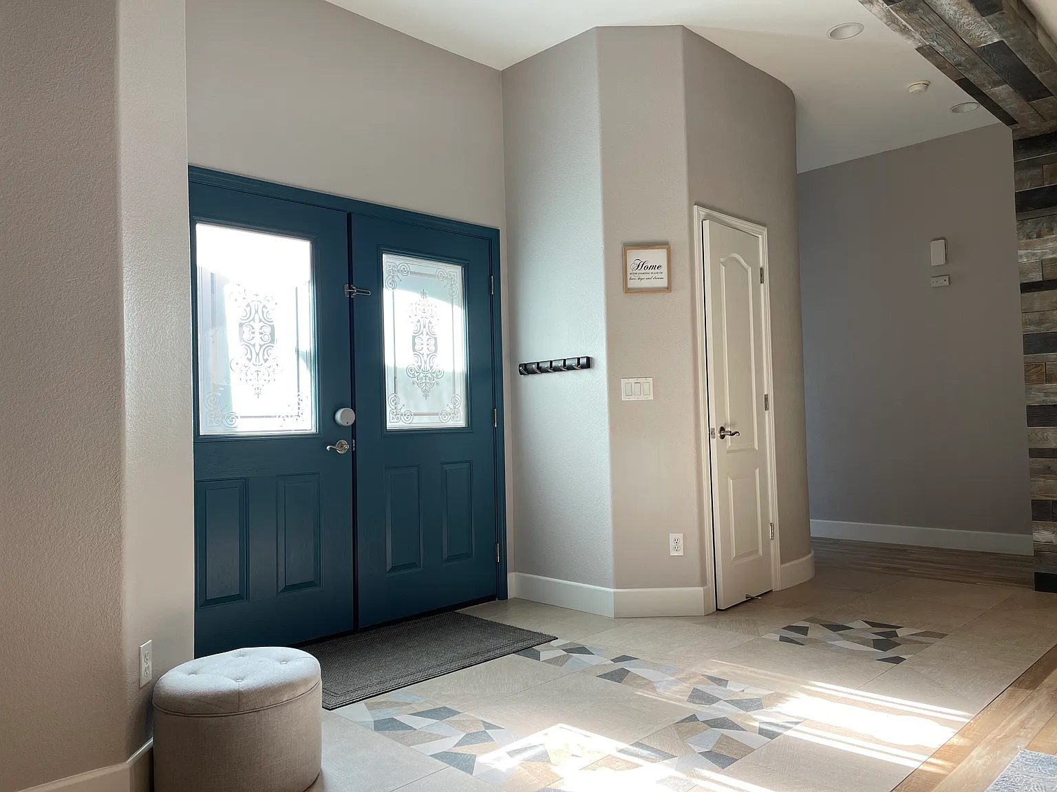 291 Orcutt Cir — Photo 2