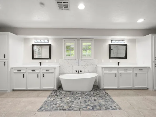 2418 Pebble Lake Dr, Magnolia, TX 77354