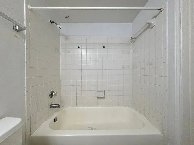 501 W 26th St #321 — Photo 16