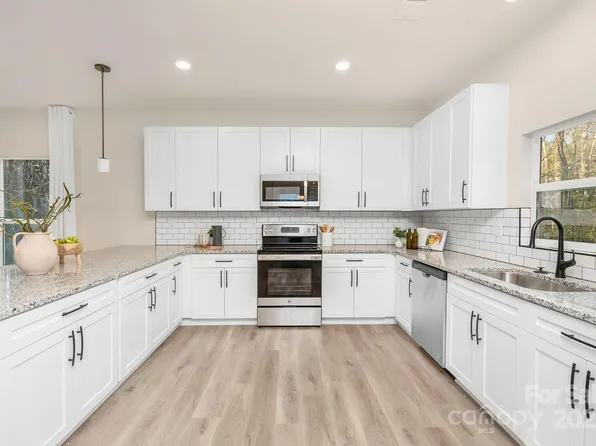 804 Plaza Walk Dr, Charlotte, NC 28215