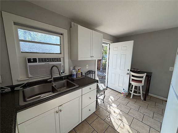 2nd image of 3000 N Cleburne St