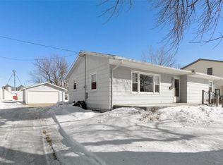 811 E 9th St, Vinton, IA 52349