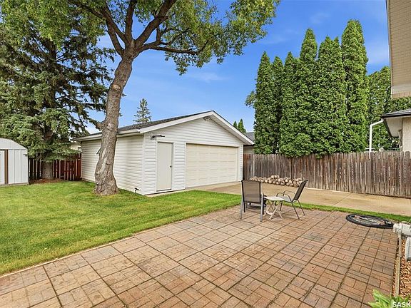 4th image of 210 Lloyd CRESCENT