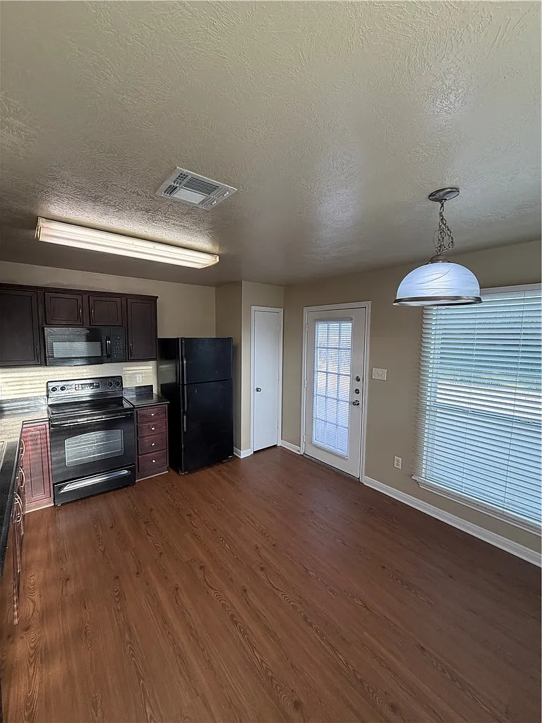4 bed, 1634 sqft, $1,950 — Photo 3
