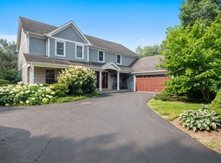 39W831 Hoeweed Ln, St Charles, IL 60175