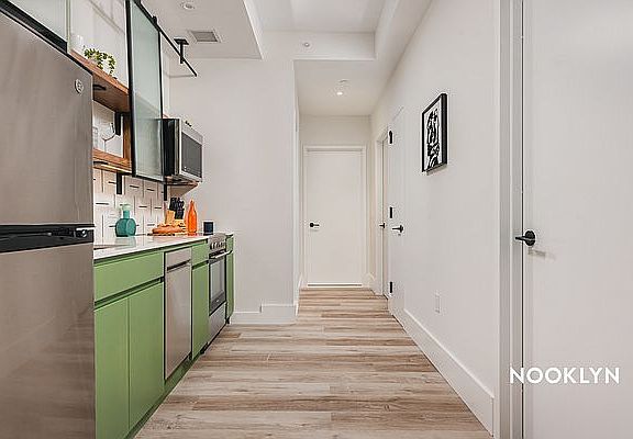 4th image of 1510 Gates Ave #627