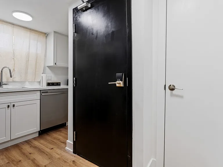 610 King St E #14 — Photo 11