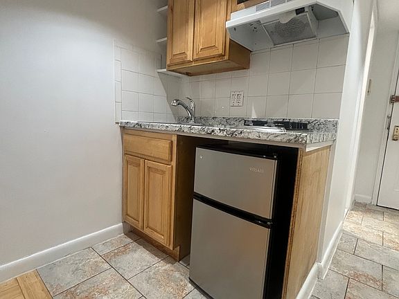 3rd image of 139 W 14th St APT 1G