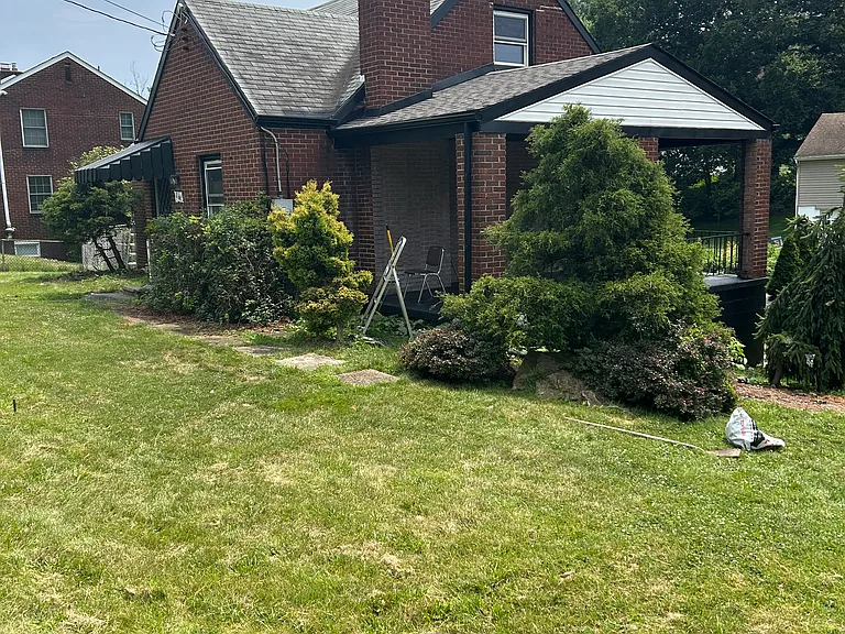 1166 Logan Rd — Photo 2