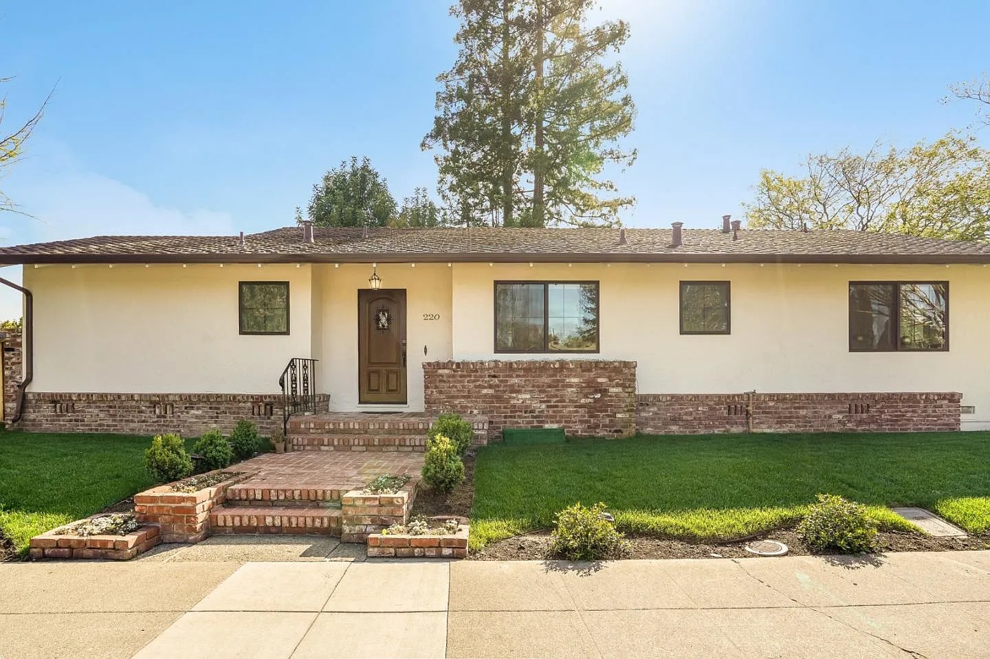 220 Ely Pl photo 1