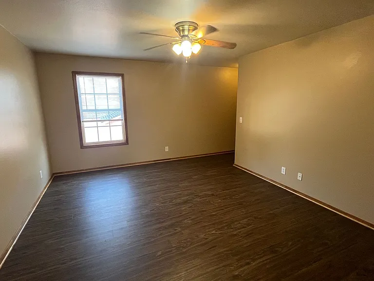 612 E 8th St #1 — Photo 3